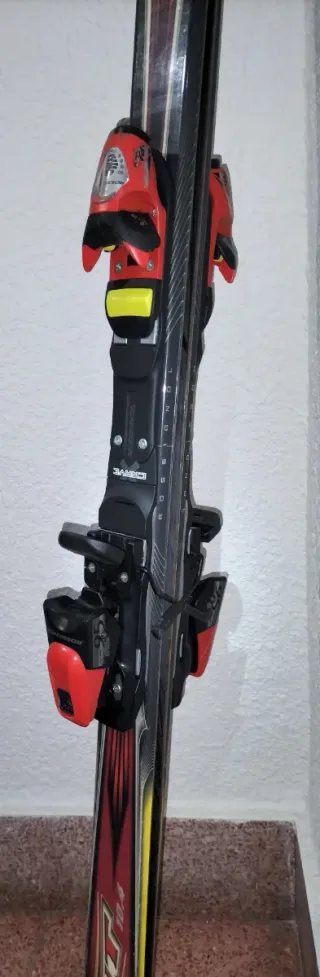 Esquís Rossignol con fijaciones