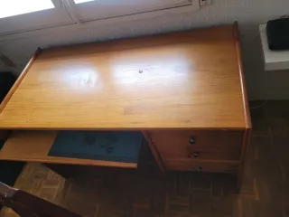 Mesa de madera con 3 cajones