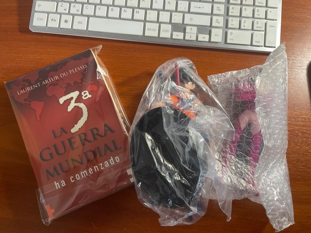 Lote figuras anime y libro La 3ª Guerra Mundial