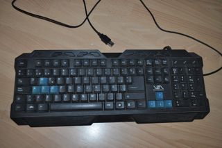Teclado de ordenador negro y azul