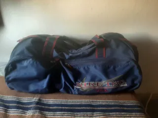 Maleta de viaje verde y marrón