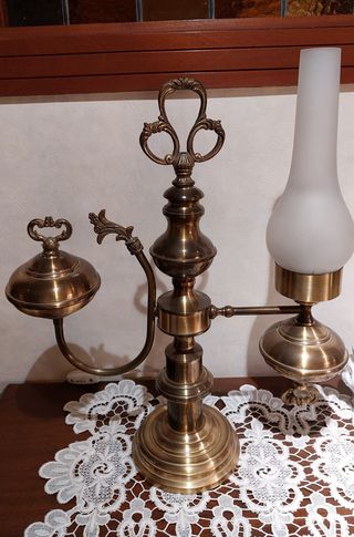 Quinqué de latón dorado