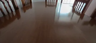 Tavolo da pranzo e sedie in legno