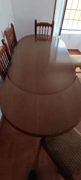 Tavolo da pranzo e sedie in legno