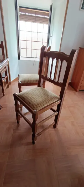 Tavolo da pranzo e sedie in legno