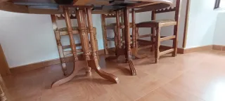 Tavolo da pranzo e sedie in legno