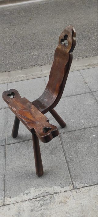 Silla rústica de madera oscura tallada
