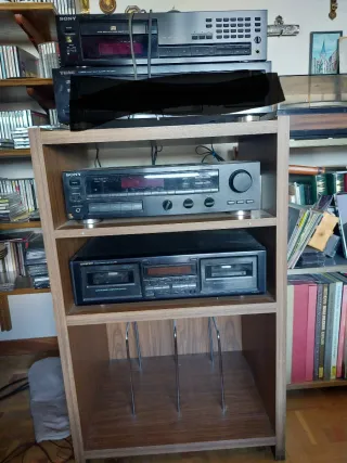 Equipo de música negro y mueble