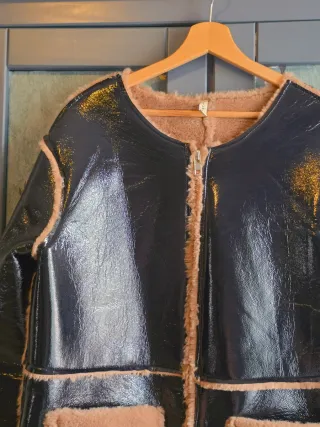 Abrigo Negro Efecto Piel Forro Marrón Talla L