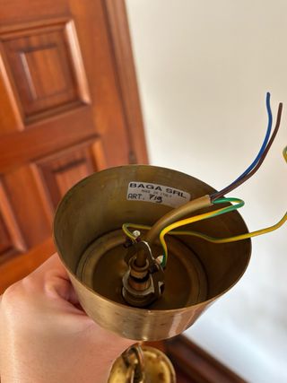 Lámpara colgante dorada con pantallas beige