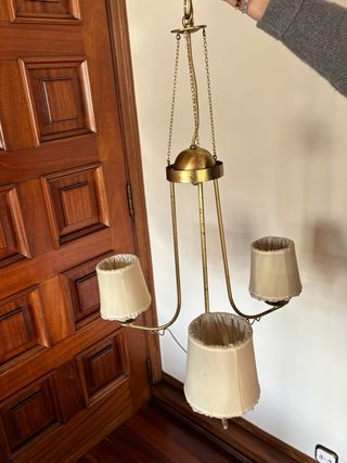 Lámpara colgante dorada con pantallas beige