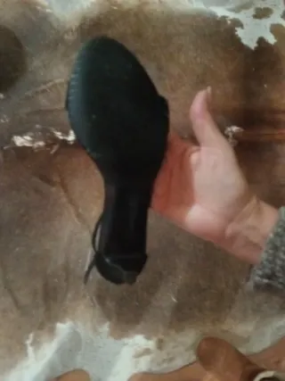 Sandalias de tacón negras Talla 39 ante,poco uso.