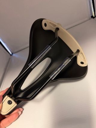 Sillín de bicicleta negro