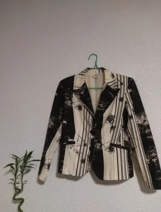 Blazer elegante floral negro y crema