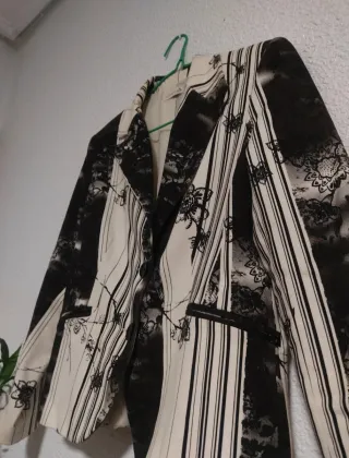 Blazer elegante floral negro y crema