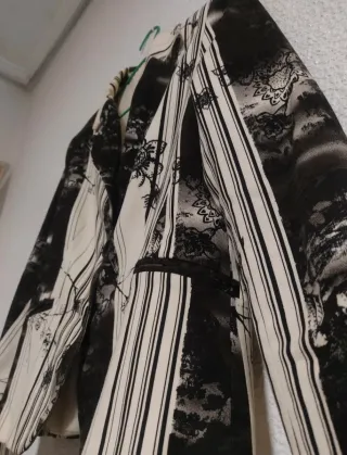 Blazer elegante floral negro y crema