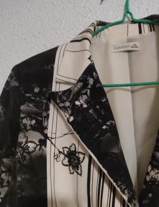 Blazer elegante floral negro y crema