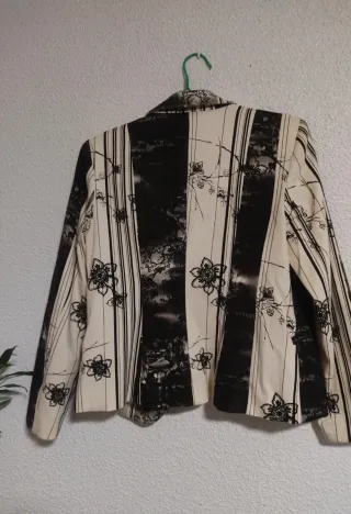 Blazer elegante floral negro y crema