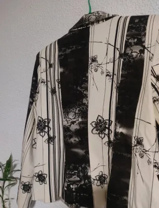 Blazer elegante floral negro y crema
