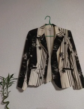 Blazer elegante floral negro y crema