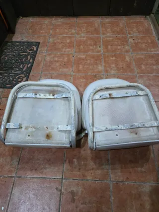 Asientos de barco blancos