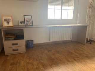 Escritorio con estantería y baldas flotantes