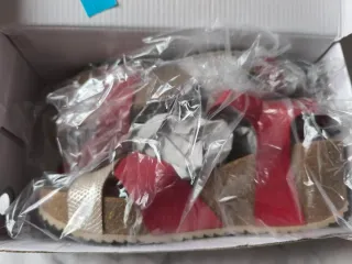 Sandalias Kanna rojas y doradas