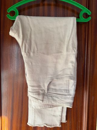 Pantalón vaquero beige