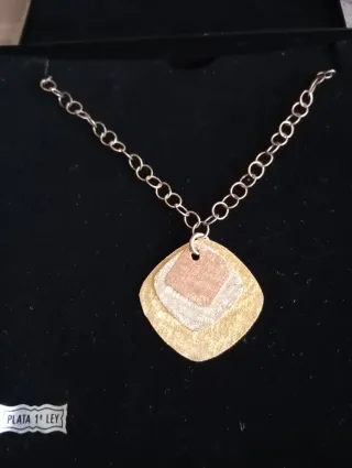Colgante de plata con diseño escalonado