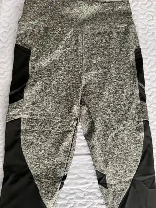 Leggings deportivos capri grises y negros