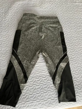 Leggings deportivos capri grises y negros