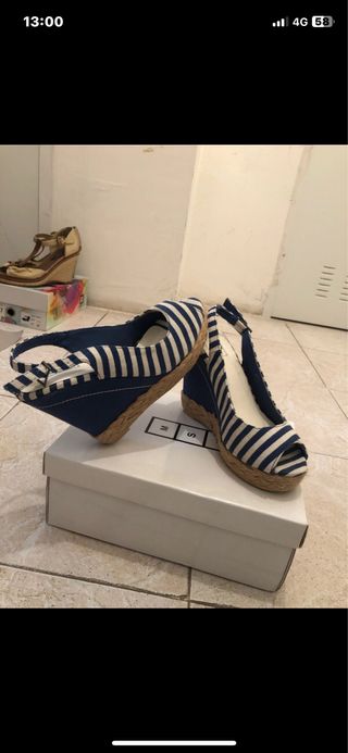 Cuñas de mujer azul y blanco