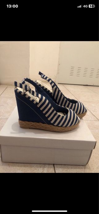 Cuñas de mujer azul y blanco