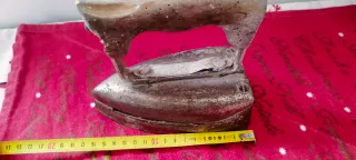 Ferro da stiro antico in metallo