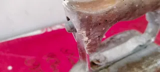 Ferro da stiro antico in metallo