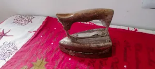 Ferro da stiro antico in metallo