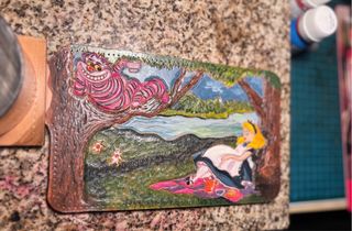 Cartera de piel hecha a mano Alicia País Maravilla