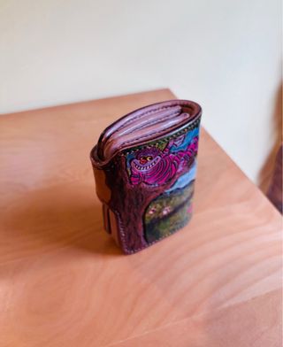 Cartera de piel hecha a mano Alicia País Maravilla