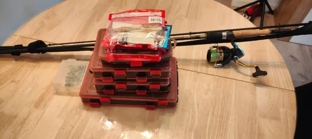 Caña de Spinning SEIKA R18 con carrete y señuelos