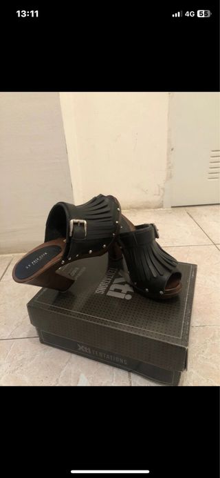 Tacones de mujer negros y marrones