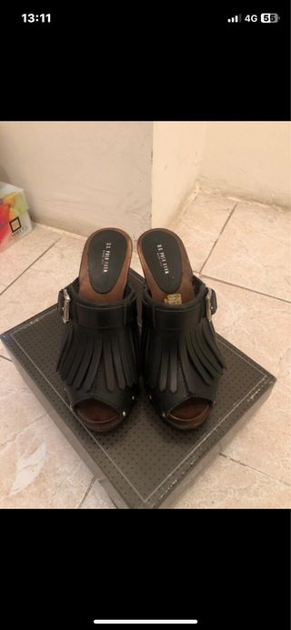 Tacones de mujer negros y marrones