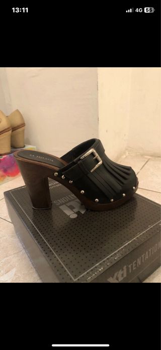 Tacones de mujer negros y marrones
