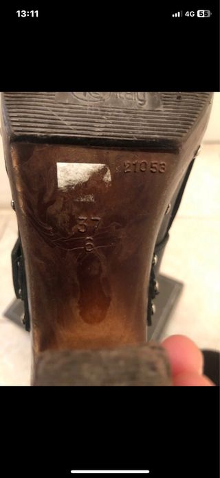 Tacones de mujer negros y marrones