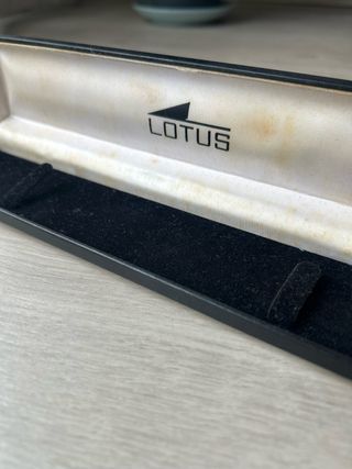 Caja reloj alargada Lotus