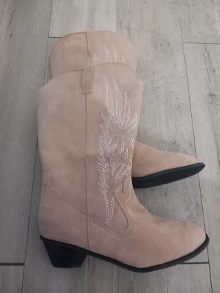 Botas vaqueras beige con bordado