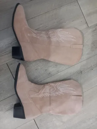 Botas vaqueras beige con bordado