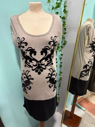 Vestido gris y negro con estampado
