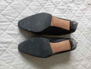 Zapatos Looky Negros con Detalles Dorados