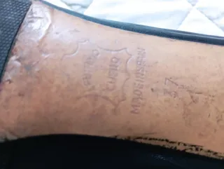 Zapatos Looky Negros con Detalles Dorados