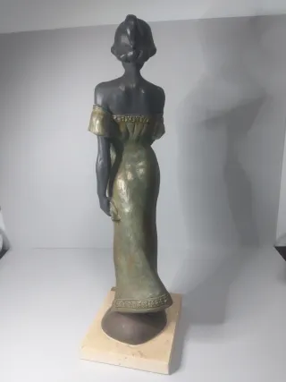 Figura decorativa de metal y mármol
